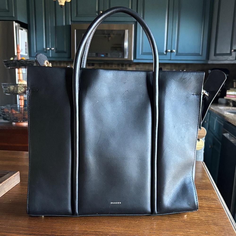 Skagen Katryn Recessed Zip Satchel
Black